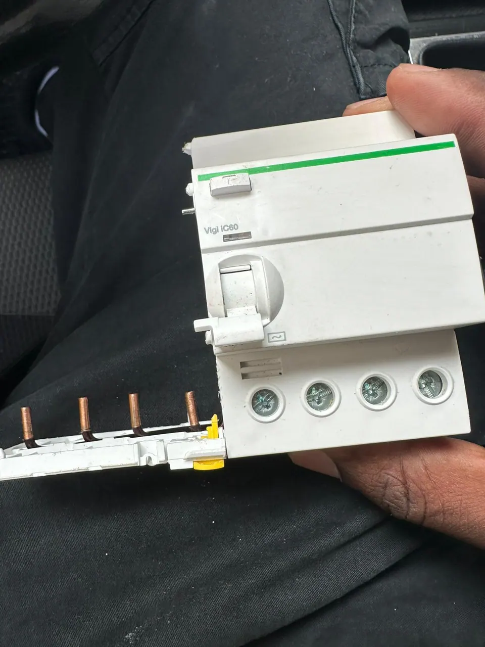 Bloc différentiel Vigi iC60 Schneider tenu en main