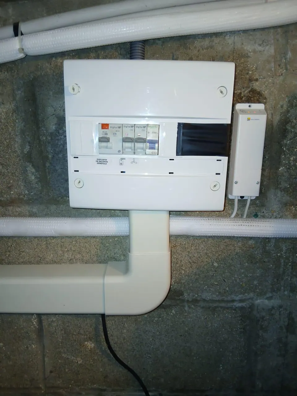 Coffret électrique avec interrupteur différentiel et disjoncteurs