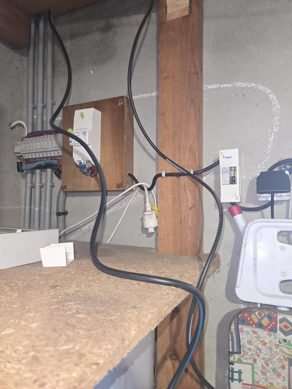 Disjoncteur et tableau électrique vétustes dans un garage