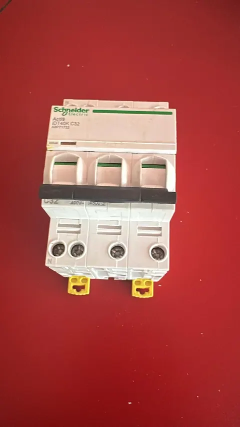 Disjoncteur tétrapolaire Schneider Acti9 iDT40K C32 neuf