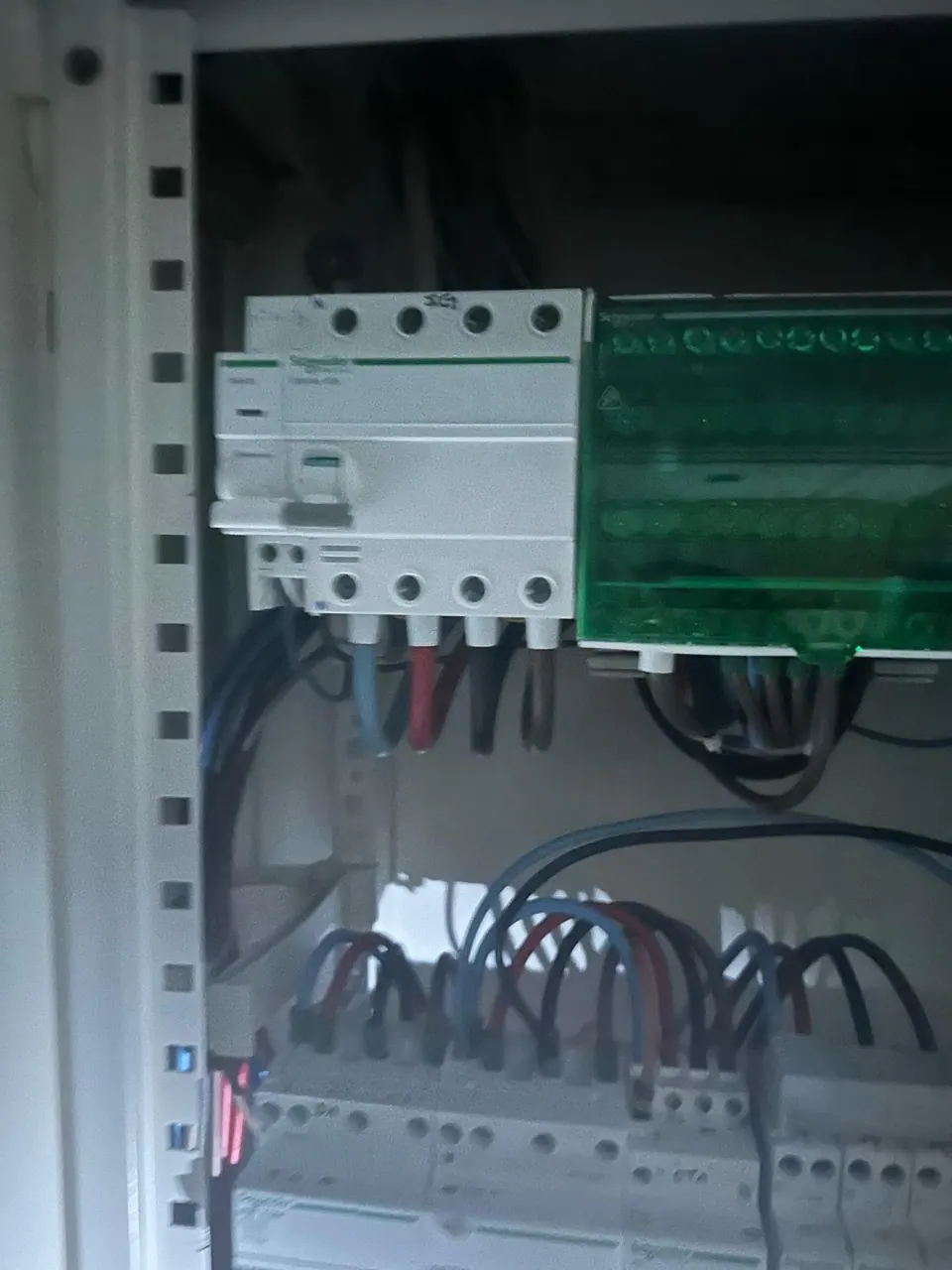 Interrupteur différentiel et répartiteur dans une armoire électrique