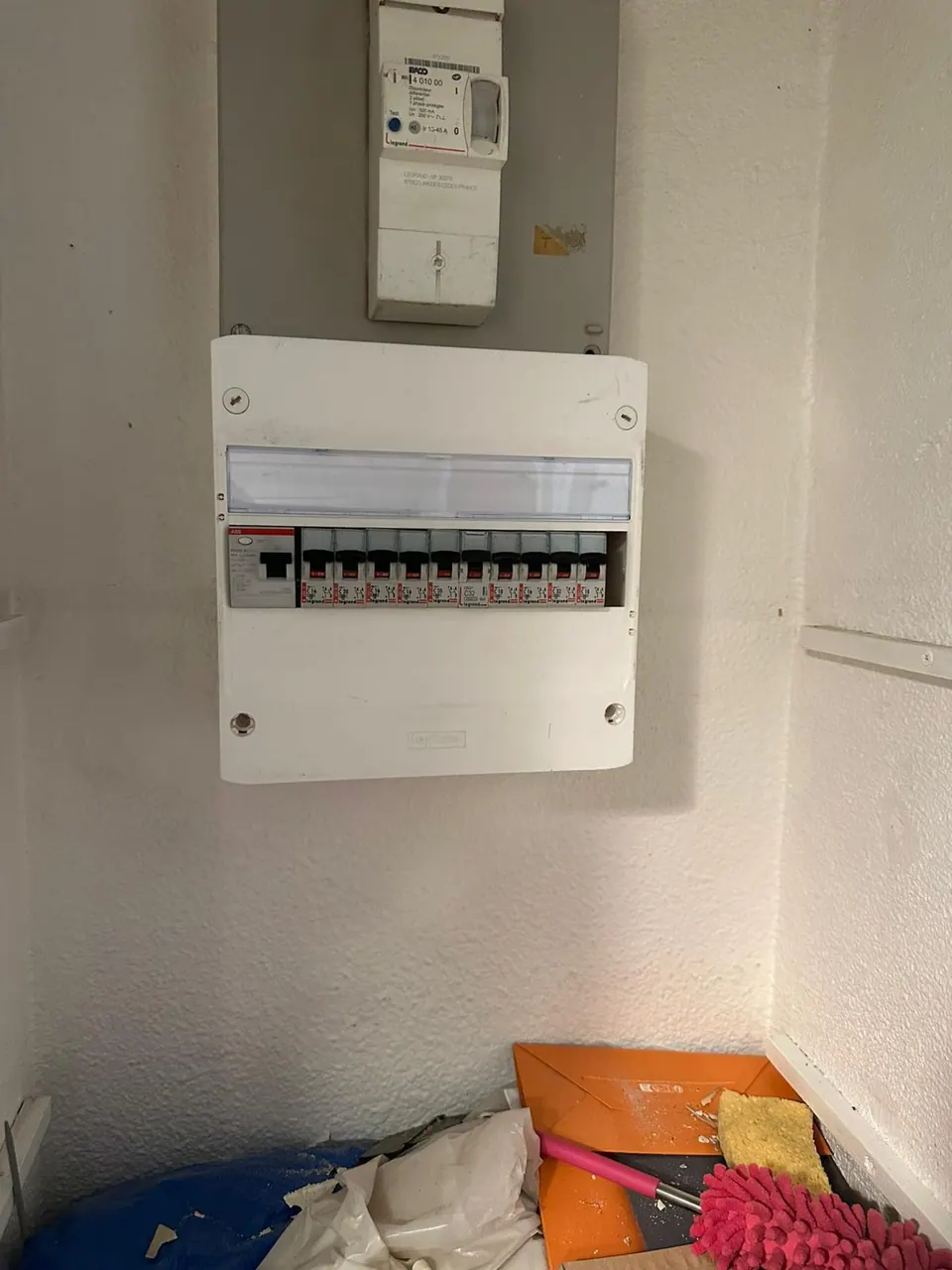 Nouveau coffret Legrand posé sous le disjoncteur d'abonné