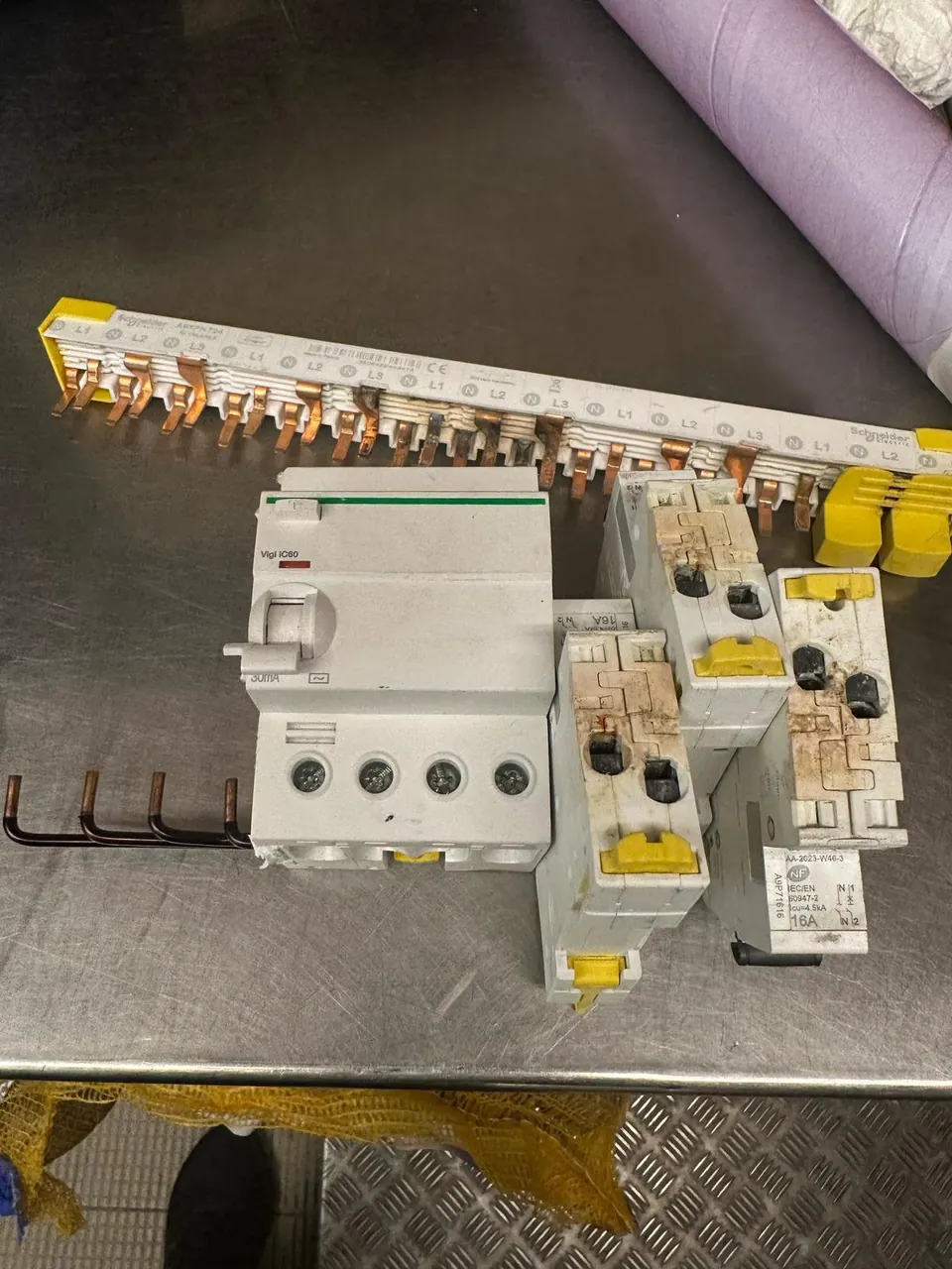 Peigne triphasé et bloc Vigi iC60 déposés pour remplacement