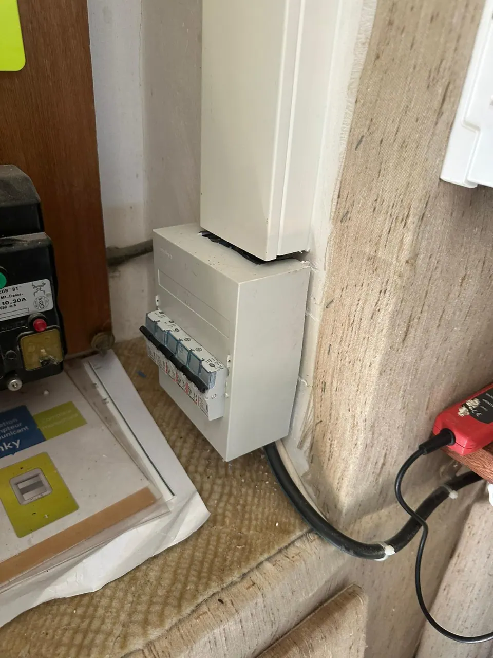 Petit coffret modulaire posé sous goulotte près du compteur