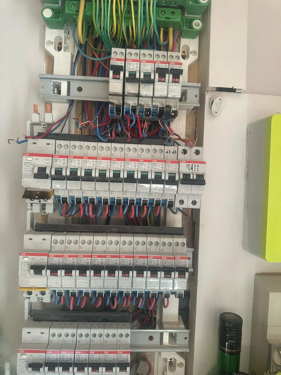 Tableau ABB multi-rangées avec interrupteurs différentiels FH202