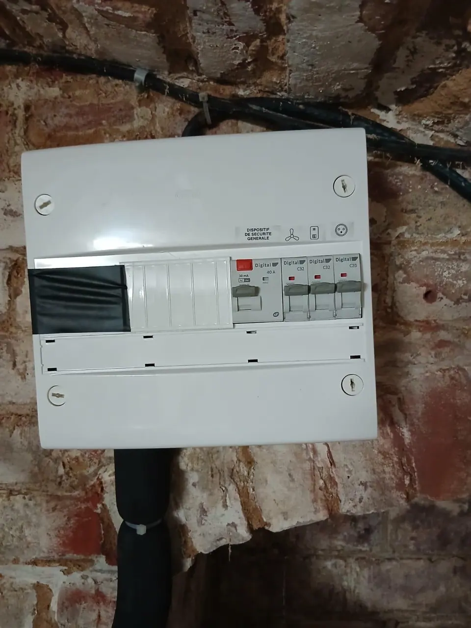 Tableau électrique neuf avec disjoncteur différentiel 40A
