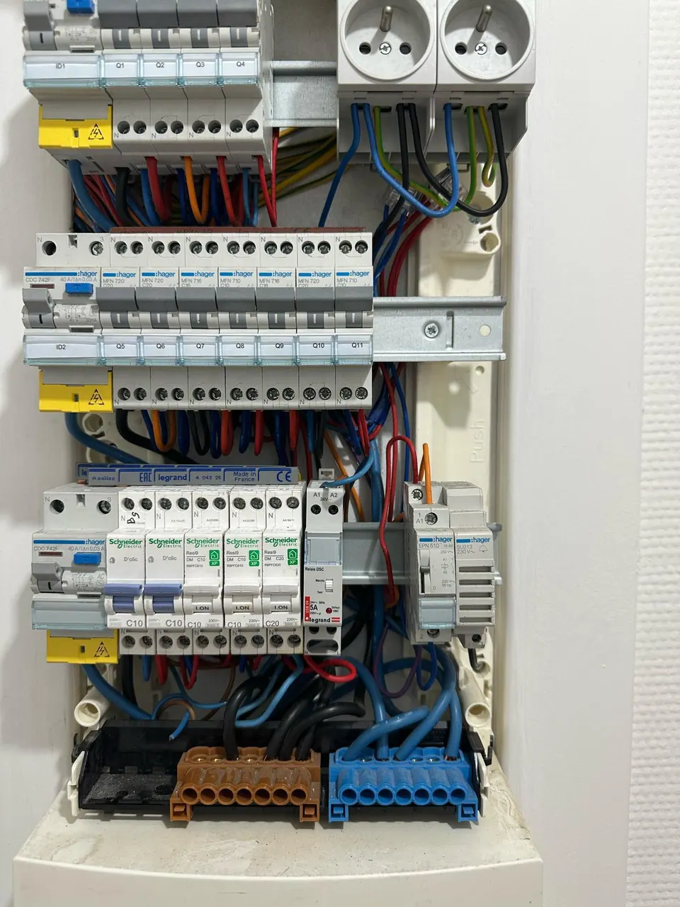 Tableau Hager avec contacteur, prises modulaires et différentiels