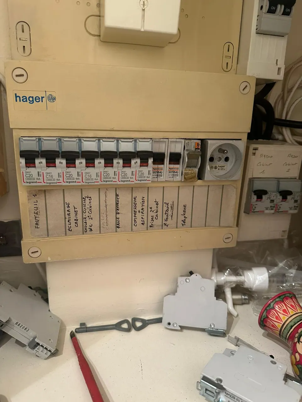 Tableau Hager d'un cabinet avec circuits repérés à la main