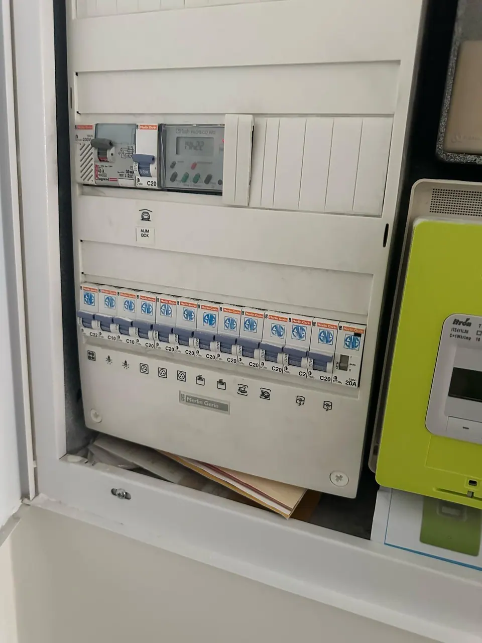 Tableau Merlin Gerin avec horloge Flash et compteur Itron