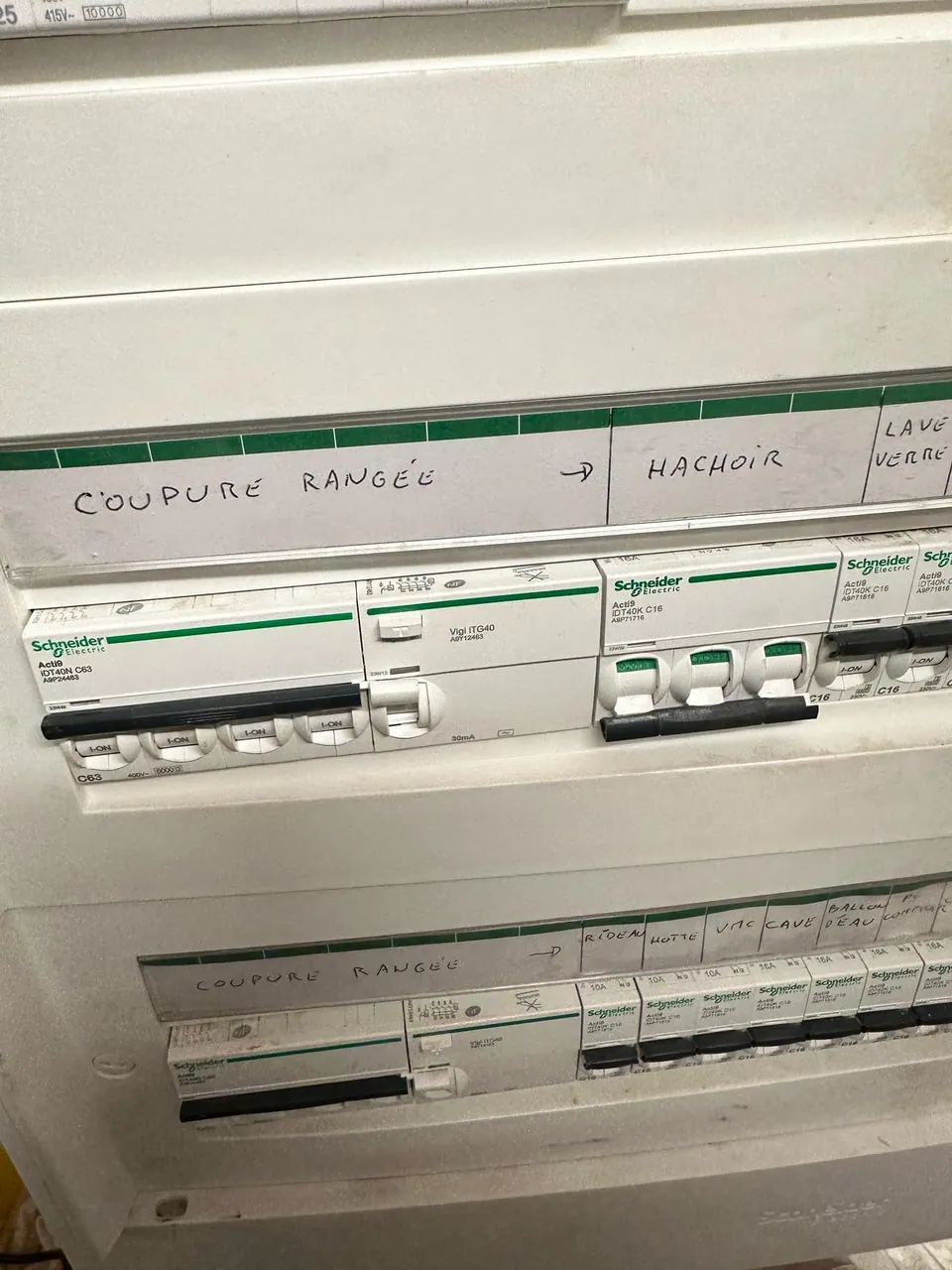 Tableau Schneider Acti9 avec rangées repérées et différentiels Vigi